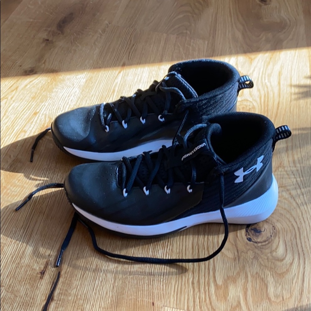 Basketball shoes